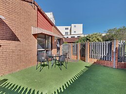 Tranquil 2-bed Townhouse Close to Beach