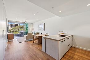 Beachfront 1-bed Flat With Pool & Gym Access