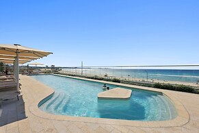 Beachfront 1-bed Flat With Pool & Gym Access