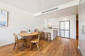 Beachfront 1-bed Flat With Pool & Gym Access