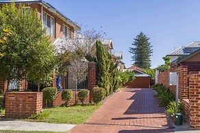 Stylish 3-bed Townhouse With Courtyard & BBQ