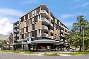 Impeccable Braddon Studio With Outdoor Dining