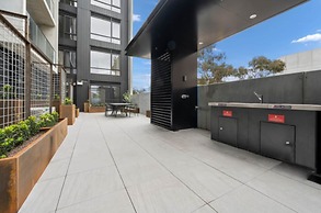 Impeccable Braddon Studio With Outdoor Dining