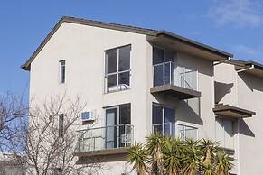 Stylish 2-bed Home Steps From Henley Beach