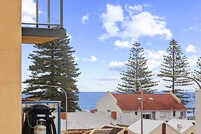 Stylish 2-bed Home Steps From Henley Beach