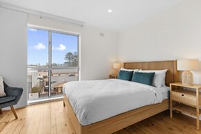 Stylish 2-bed Home Steps From Henley Beach