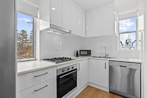 Stylish 2-bed Home Steps From Henley Beach