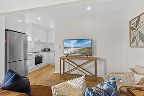 Stylish 2-bed Home Steps From Henley Beach