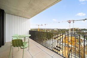 Sleek Inner-city 2-bed With Swimming Pool & BBQ