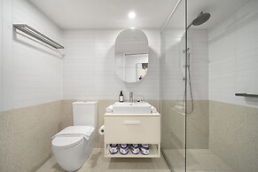 Sleek Inner-city 2-bed With Swimming Pool & BBQ
