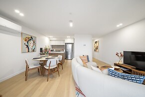 Sleek Inner-city 2-bed With Swimming Pool & BBQ