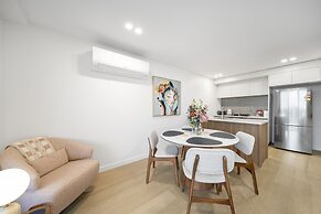 Sleek Inner-city 2-bed With Swimming Pool & BBQ