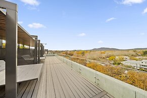 Sleek Inner-city 2-bed With Swimming Pool & BBQ