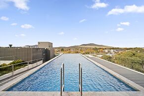 Sleek Inner-city 2-bed With Swimming Pool & BBQ