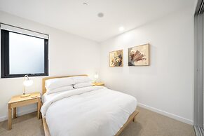 Sleek Inner-city 2-bed With Swimming Pool & BBQ