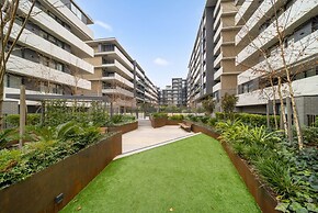 Sleek Inner-city 2-bed With Swimming Pool & BBQ