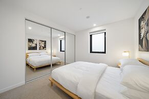 Sleek Inner-city 2-bed With Swimming Pool & BBQ