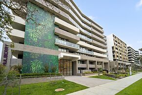 Sleek Inner-city 2-bed With Swimming Pool & BBQ