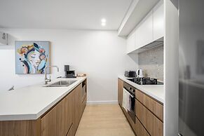 Sleek Inner-city 2-bed With Swimming Pool & BBQ
