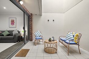 Bustling Fitzroy Eateries and Bars Nearby