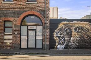 Bustling Fitzroy Eateries and Bars Nearby