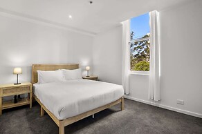 Bustling Fitzroy Eateries and Bars Nearby