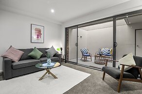 Bustling Fitzroy Eateries and Bars Nearby