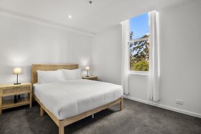 Bustling Fitzroy Eateries and Bars Nearby