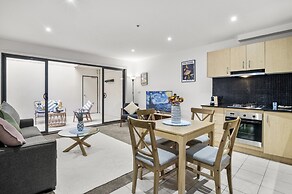 Bustling Fitzroy Eateries and Bars Nearby