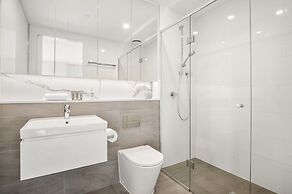 Elegant 2-bed With Superb Views & Amenities