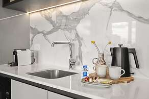 Elegant 2-bed With Superb Views & Amenities