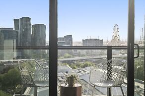 Elegant 2-bed With Superb Views & Amenities