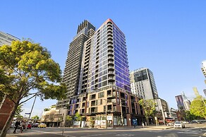 Elegant 2-bed With Superb Views & Amenities