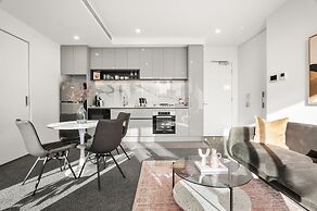 Elegant 2-bed With Superb Views & Amenities