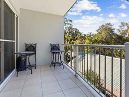 Spacious Esplanade Apartment With Rooftop Access