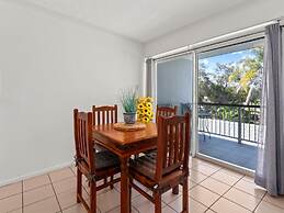 Spacious Esplanade Apartment With Rooftop Access