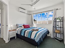 Spacious Esplanade Apartment With Rooftop Access