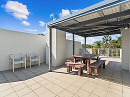 Spacious Esplanade Apartment With Rooftop Access