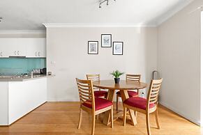 Lovely 2-bed With Balcony