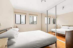 Lovely 2-bed With Balcony