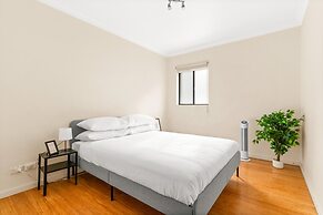 Lovely 2-bed With Balcony