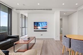 Luxe 2-bed: Modern Interiors, Balcony & BBQ Area
