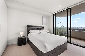 Luxe 2-bed: Modern Interiors, Balcony & BBQ Area