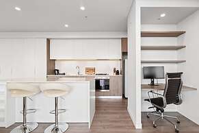 Luxe 2-bed: Modern Interiors, Balcony & BBQ Area