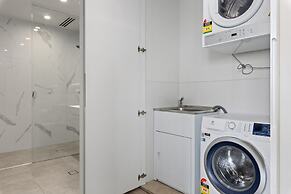 Luxe 2-bed: Modern Interiors, Balcony & BBQ Area