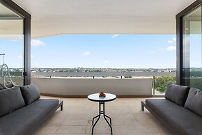 Luxe 2-bed: Modern Interiors, Balcony & BBQ Area
