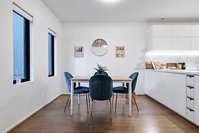 Riverside 2-bed Apartment With Balcony & Parking
