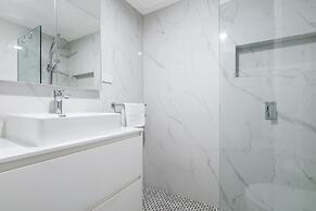 Riverside 2-bed Apartment With Balcony & Parking
