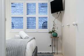 Riverside 2-bed Apartment With Balcony & Parking