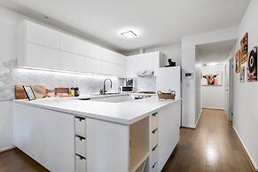 Riverside 2-bed Apartment With Balcony & Parking